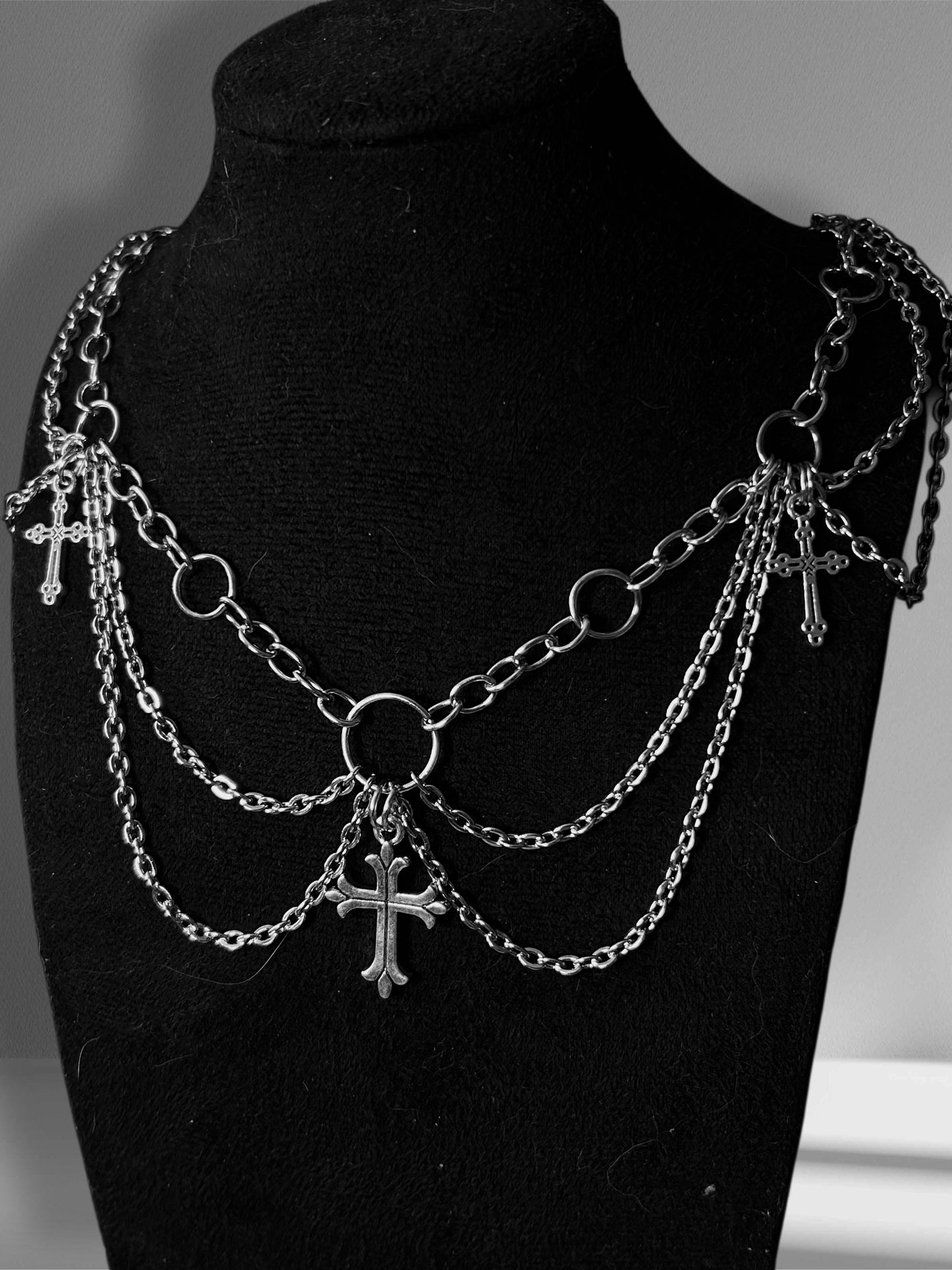 Halskette mit Kreuz, Gothic/Alternative-Stil