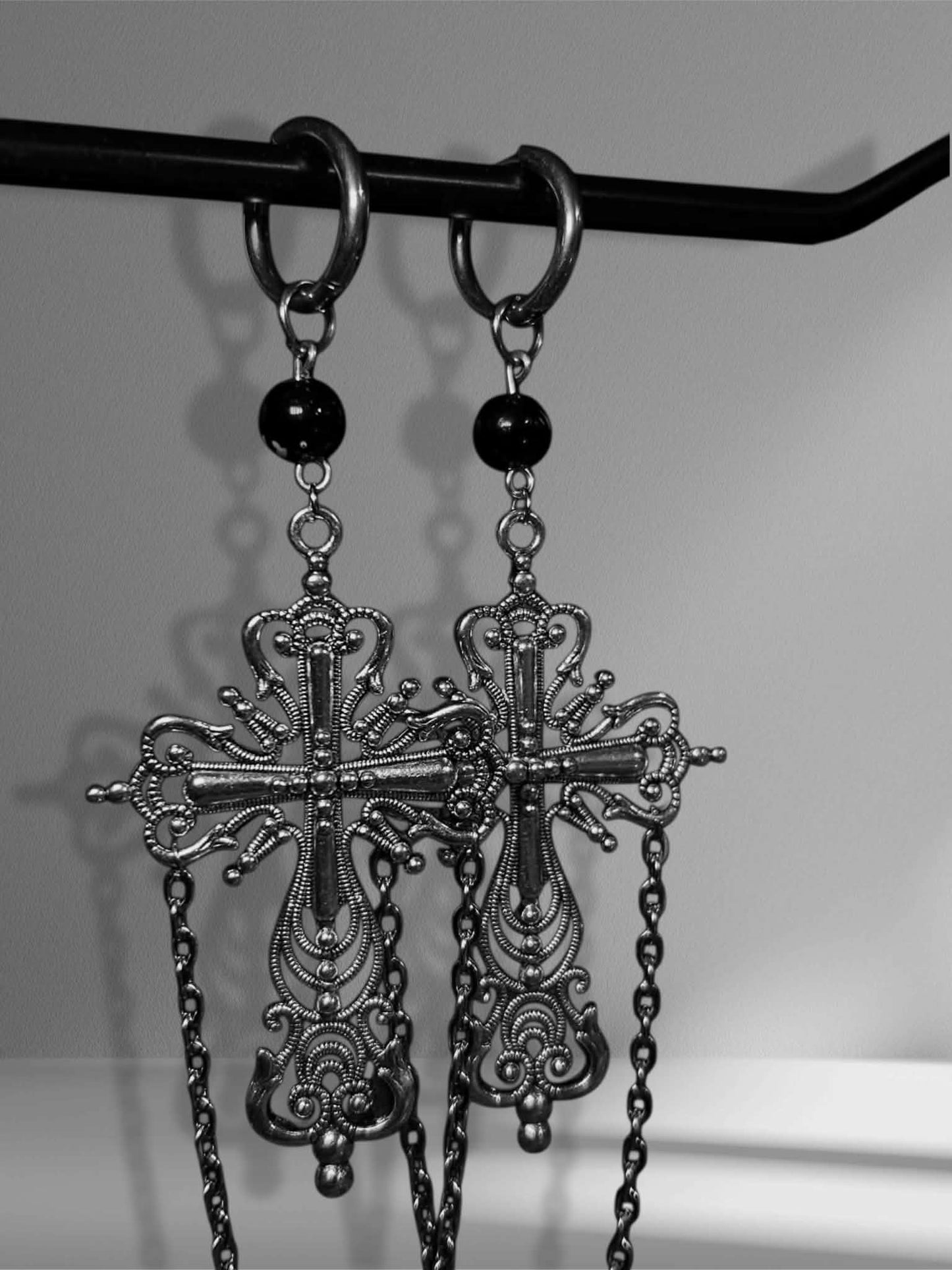 Handgefertigte Kreuzohrringe aus Edelstahl mit Kette