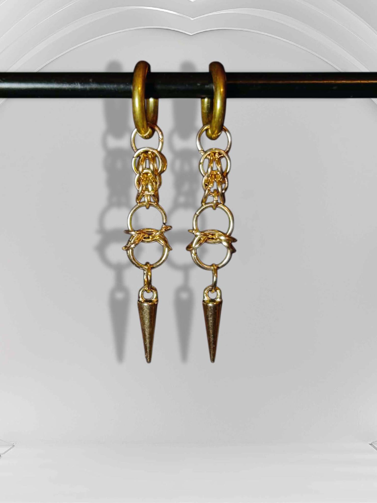Ohrringe mit Spike und Details