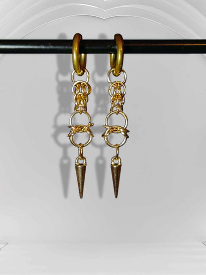Ohrringe mit Spike und Details