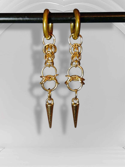 Ohrringe mit Spike und Details