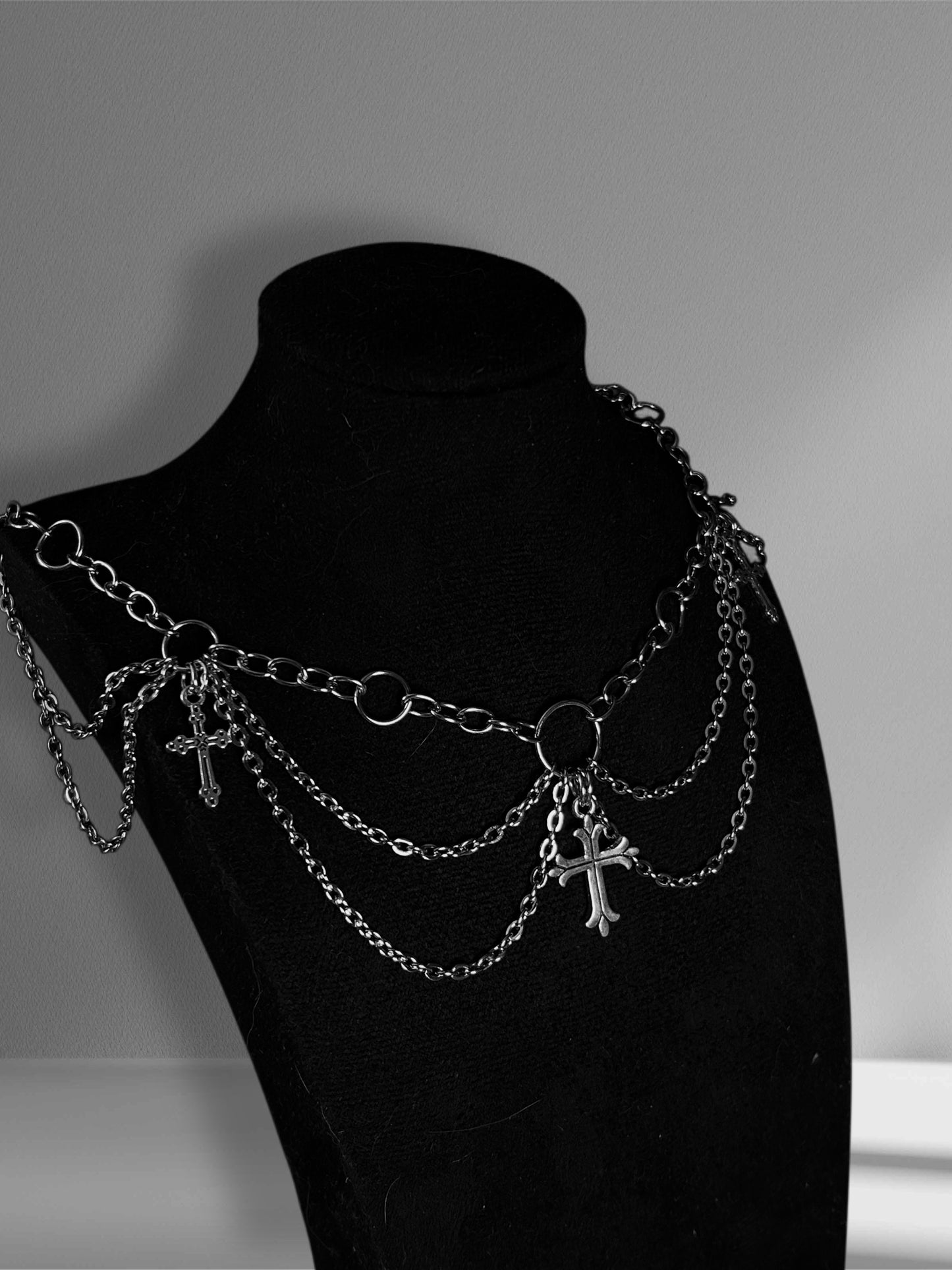 Halskette mit Kreuz, Gothic/Alternative-Stil