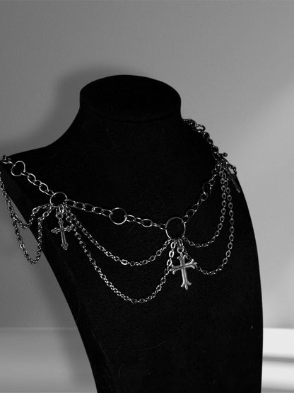 Halskette mit Kreuz, Gothic/Alternative-Stil